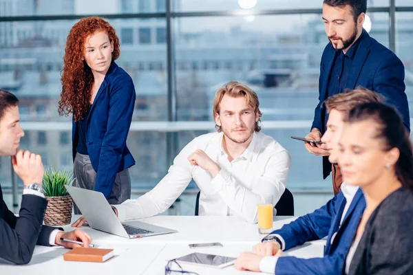 Negocio, tecnología y concepto de oficina - jefe sonriente hablando con el equipo de negocios —  Fotos de Stock