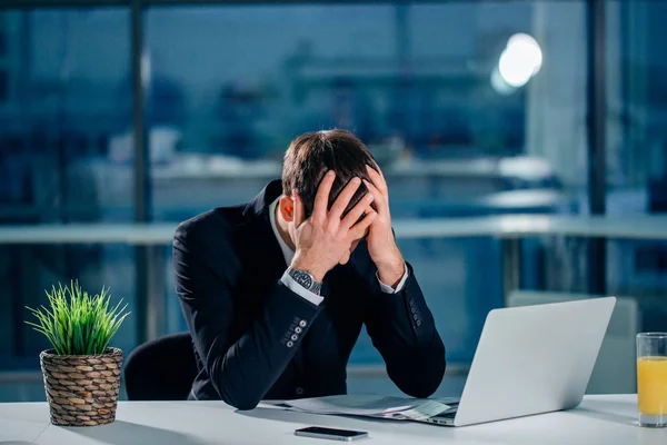 Uomo d'affari stressato che ha problemi e mal di testa al lavoro — Foto Stock