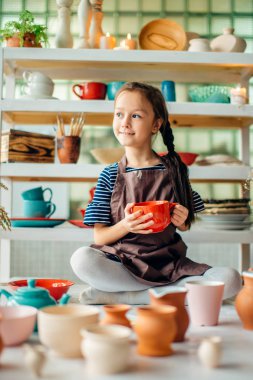 Kızlar Studio birçok seramik bardak yapılır