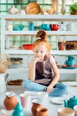 Kızlar stüdyoda seramik bardak yapılır