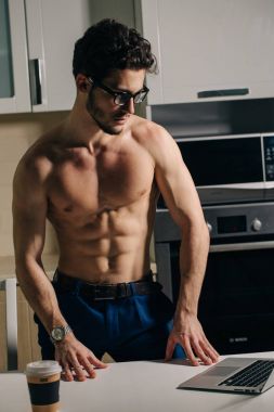 Laptop - kaslı atletik vücut Fitness Model kullanma bilgisayar kullanan adam uygun