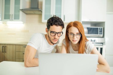 Internet birlikte oturma masa ve gülümseyen ve okuma ekranında tarama Çift