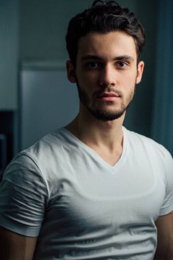 Beyaz gömlekli sakallı delikanlı