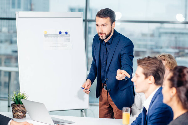 Улыбающийся босс разговаривает с бизнес-группой
