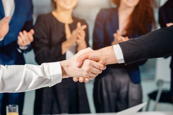 Um aperto de mão. Handshake de negócios e conceito de pessoas de negócios — Fotografia de Stock