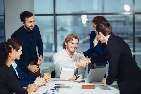 Geschäftsleute begrüßen Deal-Konzept per Handschlag — Stockfoto