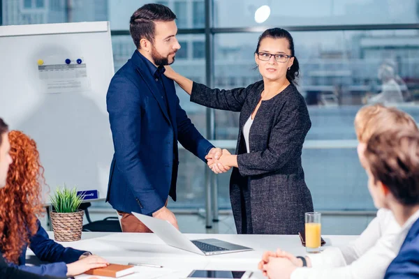 Obchodní lidé Handshake pozdrav řešení koncepce — Stock fotografie