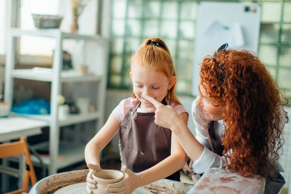 赤毛姉妹作る陶器のホイールの投手 — ストック写真