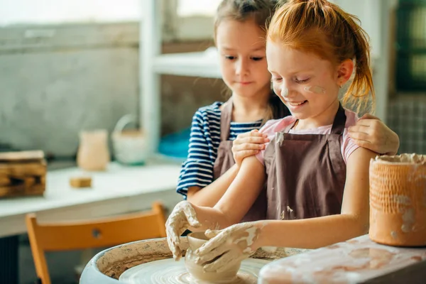 粘土ろくろの加工。スタジオで陶器を作る二人の少女 — ストック写真