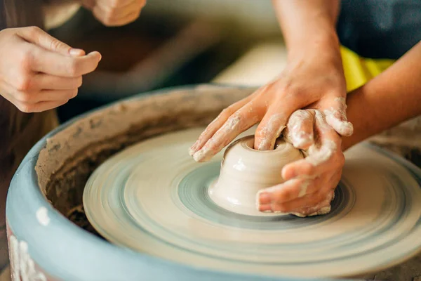 Female potter working at throwing wheel at studio. Clay workshop — Stock Photo, Image