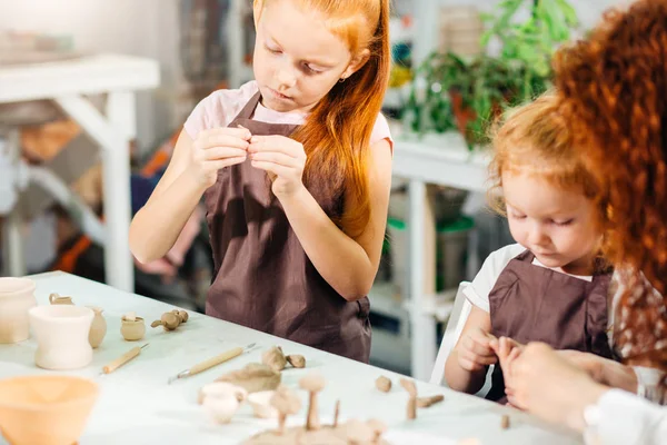 Zrzka matka a dvě dcery plíseň se Clayi, keramika děti — Stock fotografie