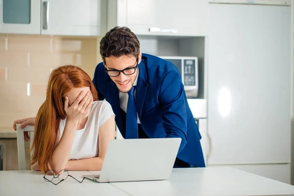 Casal desfrutando de tempo juntos navegando laptop. homem vestindo mulher terno na camisa — Fotografia de Stock