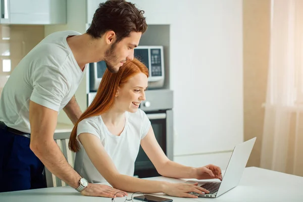 Koppel met laptop samen tijd doorbrengen thuis — Stockfoto