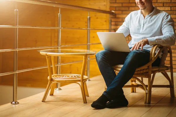 Man aan het werk in loft Office opstarten ideeën Concept — Stockfoto