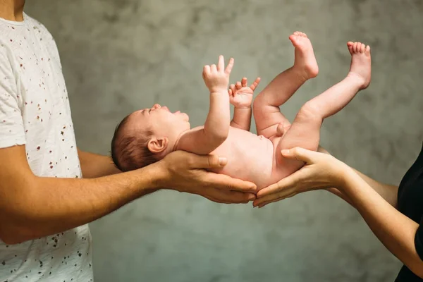 Madre e Padre che stringono il loro grido neonato — Foto Stock