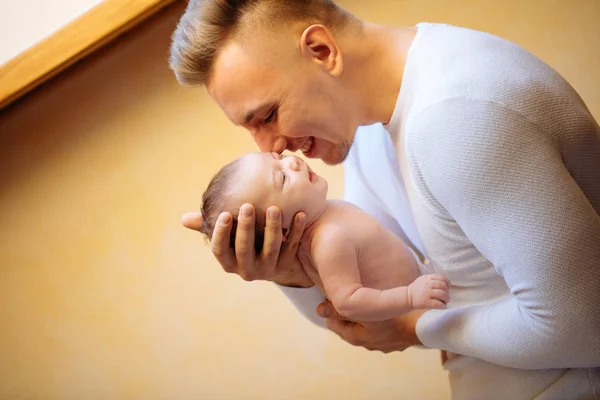 Vader bedrijf pasgeboren baby in de buurt van venster — Stockfoto