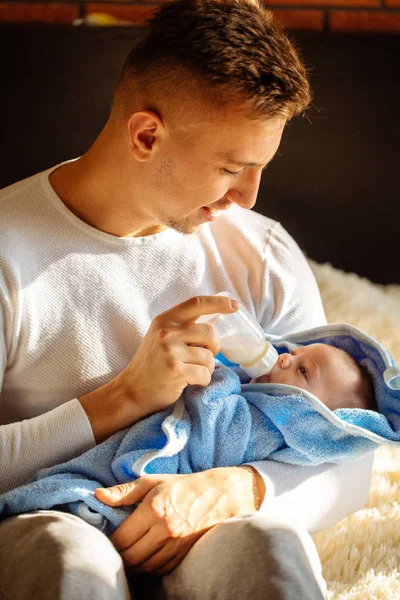 Padre alimentando al bebé recién nacido en casa —  Fotos de Stock