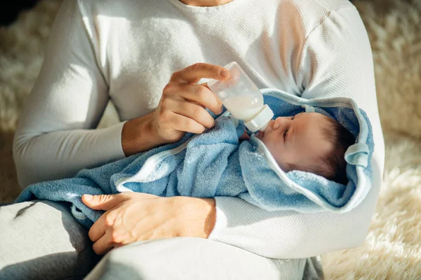 Pai alimentando bebê recém-nascido em casa — Fotografia de Stock