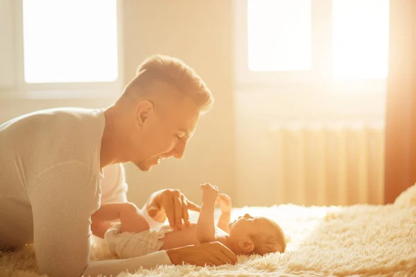 Yatakta yatarken babası ve onun bebeği tutar — Stok fotoğraf