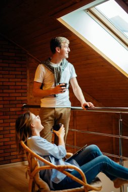 Çift kahve yudumlarken bir şeyden söz