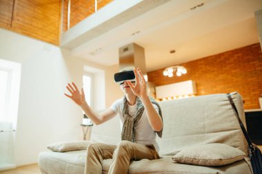 Teknolojisi, oyun ve insanlar kavramı. adam giyen sanal gerçeklik kulaklık