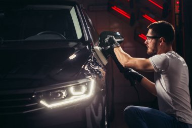 Araba Lehçe balmumu. bir Parlatıcı holding işçi eller