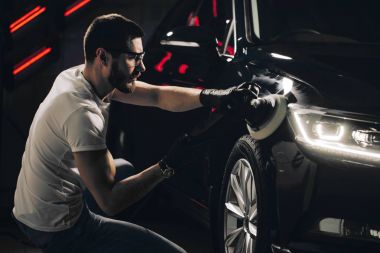 Araba Lehçe balmumu. bir Parlatıcı holding işçi eller