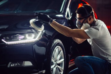 Araba - adam oto tamircisi yörünge Parlatıcı ile ayrıntılı. Seçici odak.