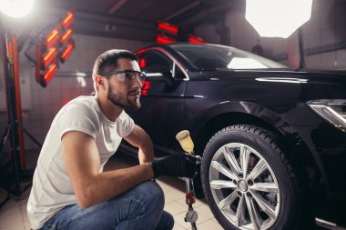 Personel koruyucu maske ve gözlük işyerinde giymek