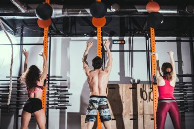 uyum, spor ve egzersiz kavramı - sağlık toplarıyla spor salonunda eğitim grubu
