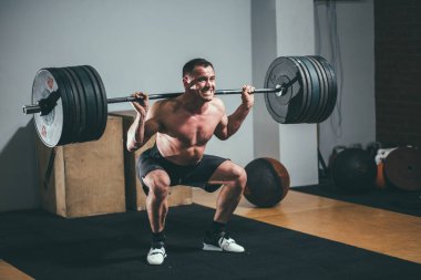 Kaslı adam eğitim ağız kavgası omuzlarında barbell ile