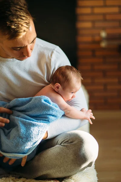 Homme séchant son bébé après la douche et le bain — Photo