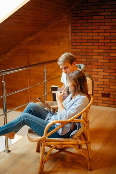 Pareja viendo algo en el dispositivo de tableta —  Fotos de Stock