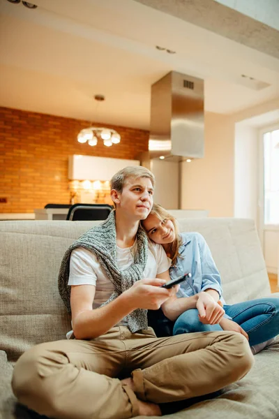 Pasangan Menonton Film di Televisi Di Rumah — Stok Foto