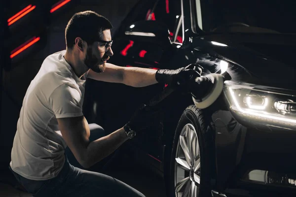 Autolackwachs. Arbeiterhände, die einen Polierer halten — Stockfoto