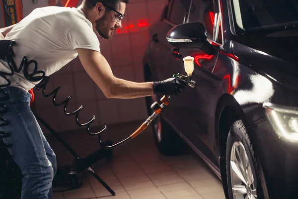 Lavagem de carro e negócios de revestimento com revestimento cerâmico. Verniz de pulverização para carro . — Fotografia de Stock