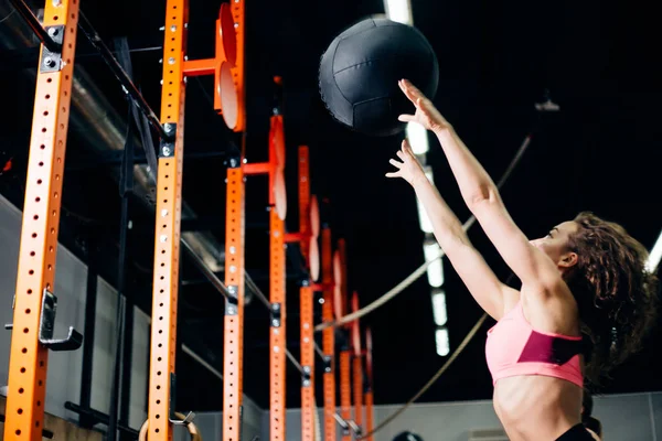 Concept de fitness et d'exercice - deux femmes avec des boules de médecine s'entraînant en salle de gym — Photo
