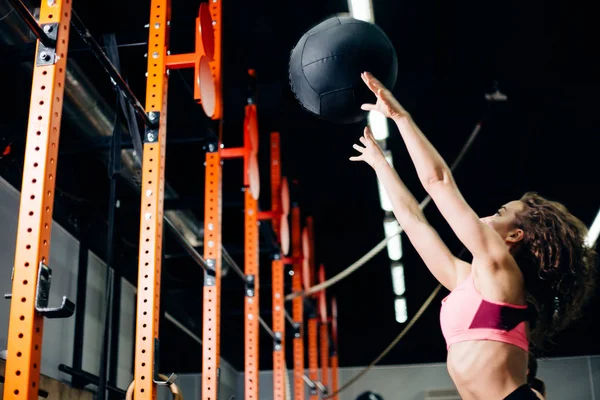 Concepto de fitness y ejercicio: dos mujeres con pelotas de medicina entrenando en el gimnasio — Foto de Stock