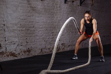 Uygun spor salonu çapraz halat savaş boyu eğitim kadın