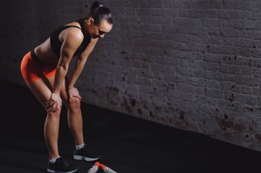 spor salonunda savaş ip egzersiz yaptıktan sonra ayakta sporcumuz