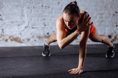 tahta uygun spor salonu çapraz diziliş yaparken yaparken spor giyim güzel kadın