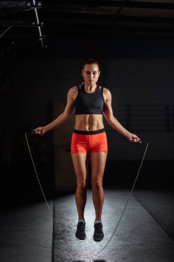 kadın çalışmaları ile atlama veya spor salonunda Skipping halat