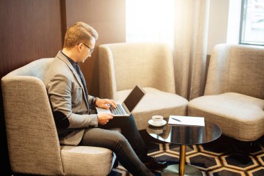 laptop erken fincan kahve ile yapılan iş için adam İnşaat