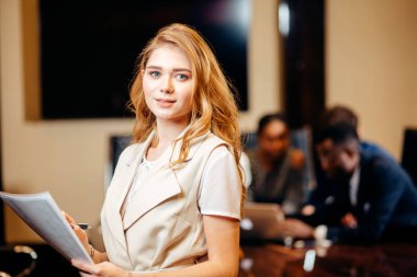 Kadın işçilerin kameraya işçiler ile arka plan üzerinde seyir.