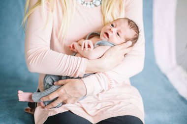 Anne, ellerinde yeni doğan