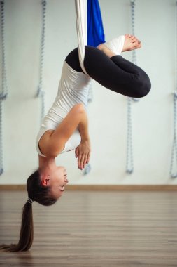 Lotus poz aero anti yerçekimi yoga. Hava egzersizleri