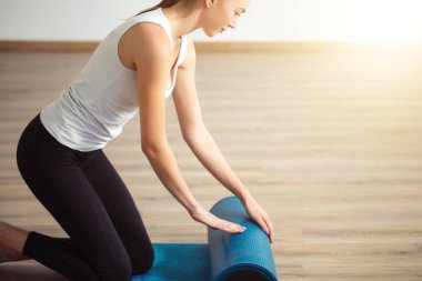 pratik yoga, uygulamada, unrolling veya çalışırken yoga mat hazırlama kadın