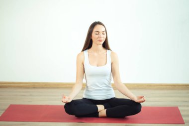 Genç kadın ise pratik yoga meditasyon