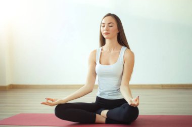 Genç kadın ise pratik yoga meditasyon