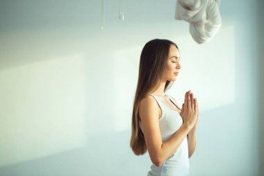 kadın pratik yoga ve meditasyon, holding namaste mudra birlikte palms